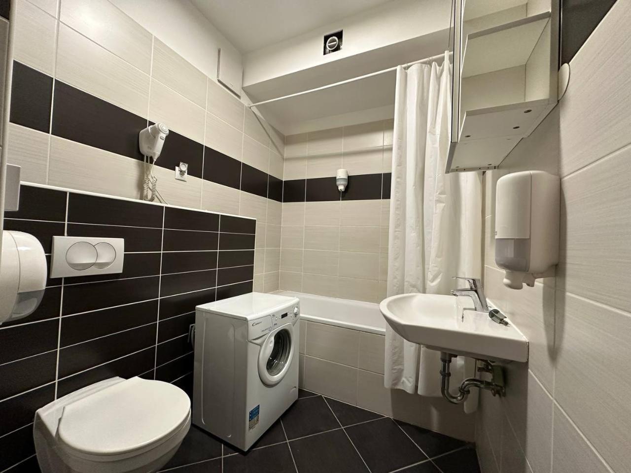 בודפשט Sun Resort Residential Suite-Free Parking Garage Same Building מראה חיצוני תמונה